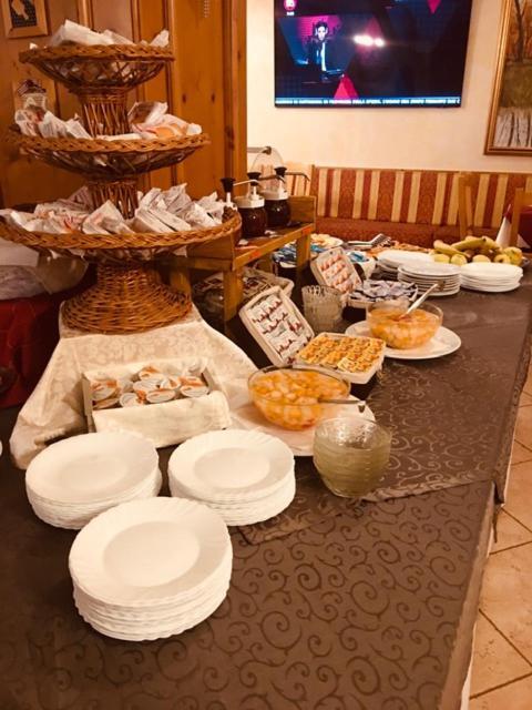 Hotel Sole Del Baldo Брентонико Экстерьер фото